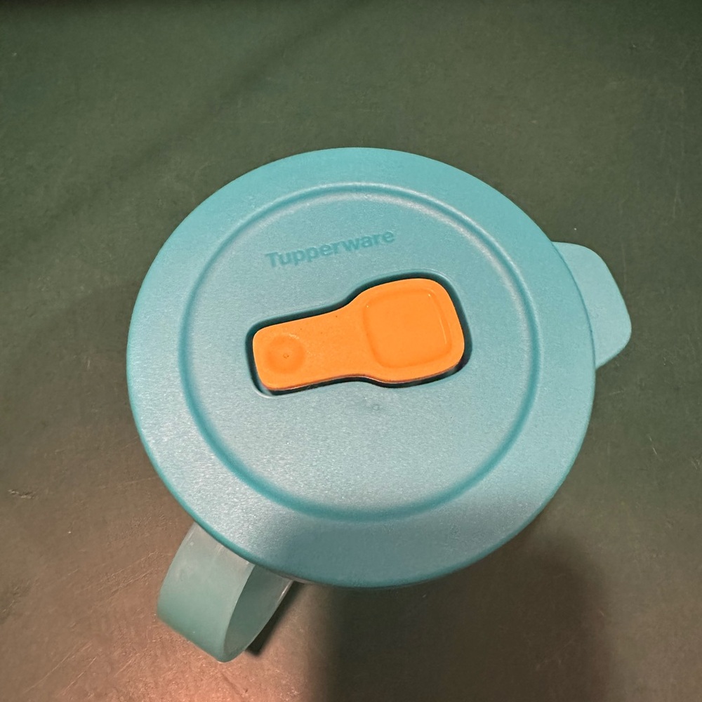 Tupperware round vented lid dish